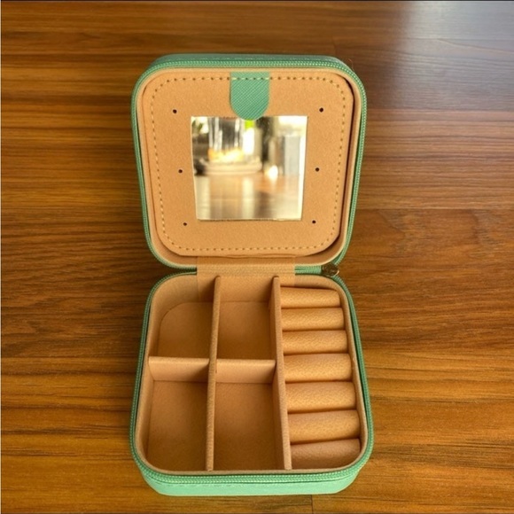 ❗️SOLD❗️Jewelry Travel Case & Necklace Bundle - Picture 8 of 12